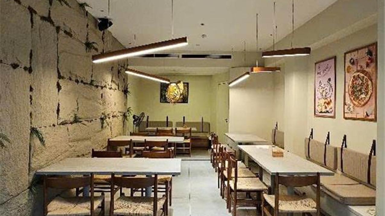 Bán nhà mặt phố Lạc Long Quân 114m2 tại Nhật Tân, Tây Hồ, Hà Nội với thang máy và hầm để xe