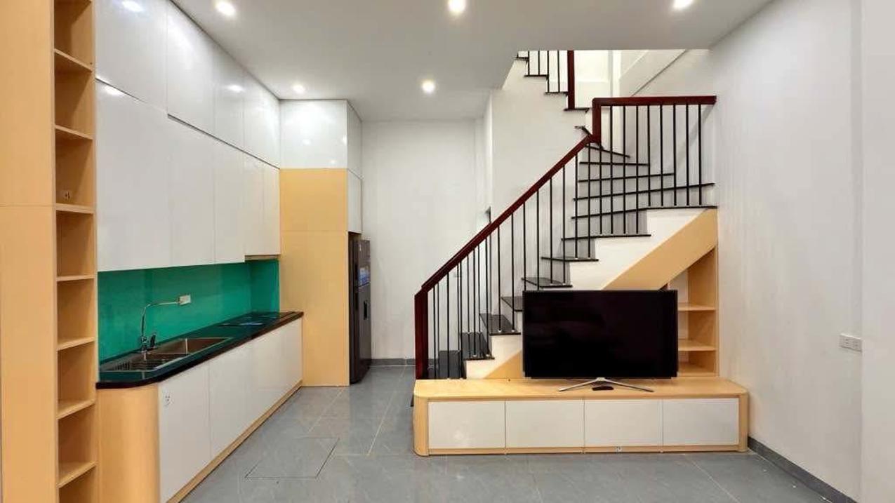 Nhà tại Cầu Giấy với hơn 14 tỷ, ô tô tải đỗ cửa, diện tích 42m2 gồm 6 tầng thang máy, ngõ thông 10m ra phố, kinh doanh sầm uất