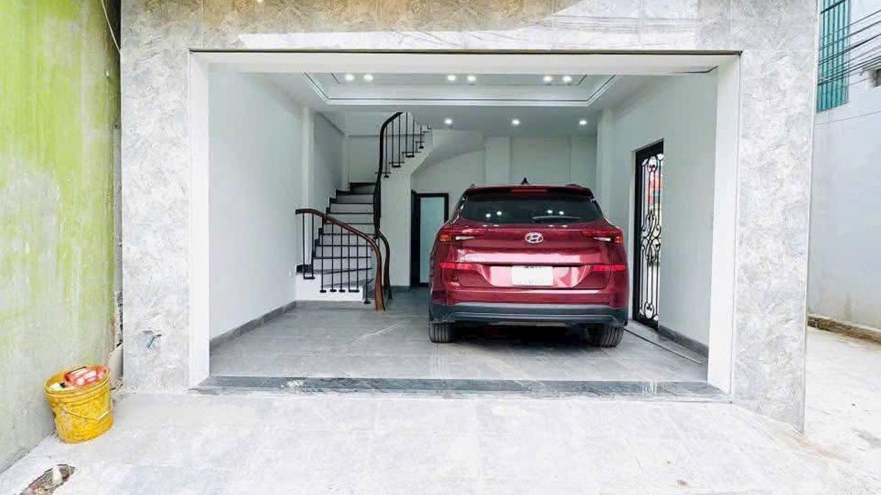 Bán nhà bát khối long biên nhà mới lô góc ngõ thông ô tô 7 chỗ vào nhà gần hồ