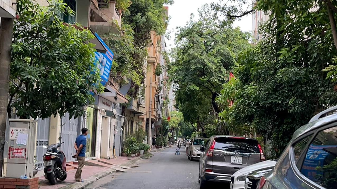 Bán nhà phố Hoàng Quốc Việt, phân lô ô tô, tránh lô góc 2 thoáng