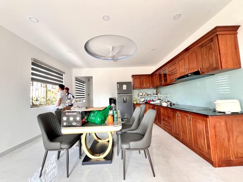 Nhà góc 2 mặt tiền, 4 tầng, Đường số 8 Linh Trung, Sân ô tô, Gần công viên, Sổ riêng