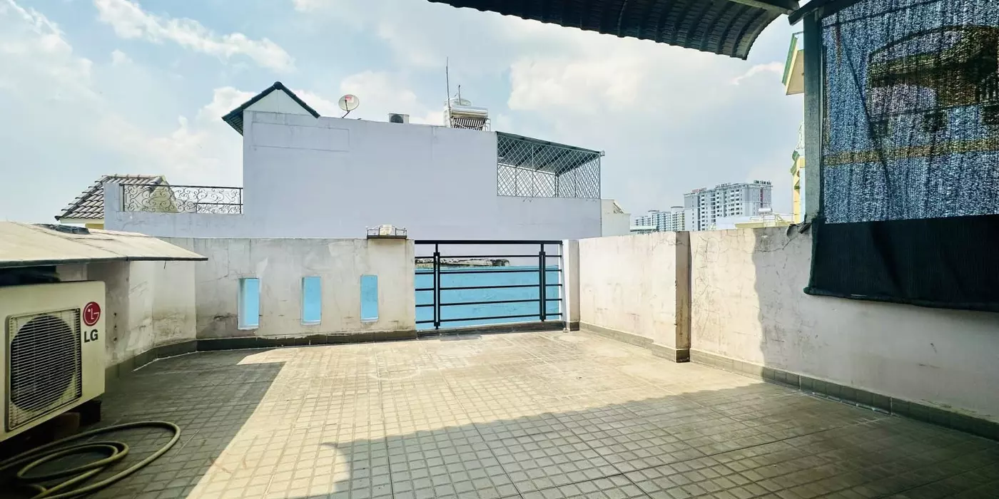 Bán nhà Quận 12 Phan Văn Hớn HXT cách MT 1 căn, sắp lên MT, ngang 4M, 4 tầng 5PN sân thượng.