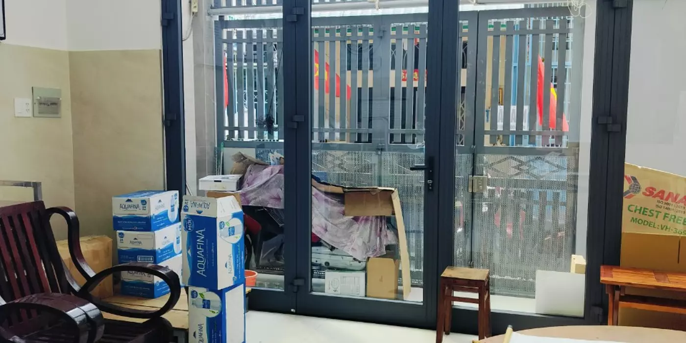 CĂN  ĐÔI NHÀ ĐẸP TẶNG THANG MÁI. SÂN  TRƯỚC, SÂN SAU THÔNG THOÁNG.HẺM ĐƯỜNG KINH DOANH BUÔN BÁN.