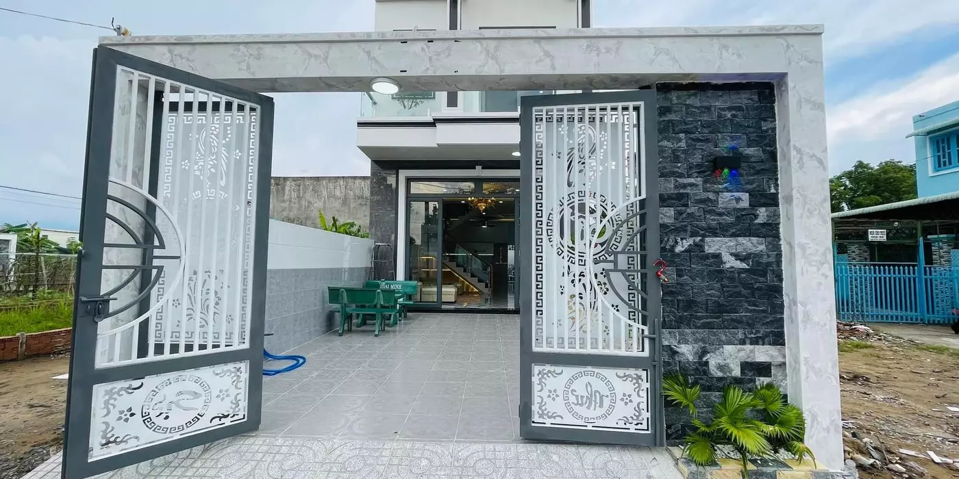 Bán Gấp Nhà Ngộp Bình Chánh, ngay trung tâm hành chính huyện, tiện ích đầy đủ, khu dân trí cao ..!
