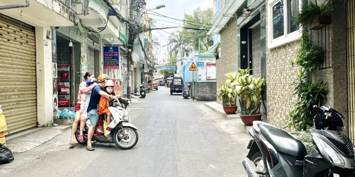 Nhà căn góc, 2 mặt tiền, 3 tầng - Hẻm xe tải - Có dòng tiền cho thuê 11 triệu / tháng.