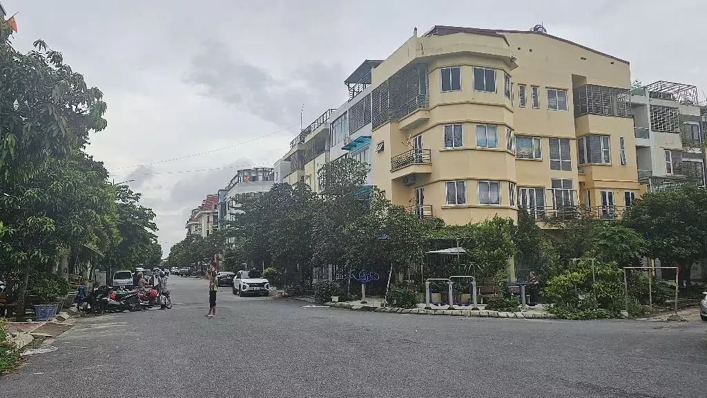 CHÍNH CHỦ BÁN NHÀ ...KHU ĐÔ THỊ VĂN PHÚ - PHÂN LÔ CẠNH GÓC - ĐƯỜNG RỘNG OTO VÀO NHÀ, XE ĐẬU NGÀY
