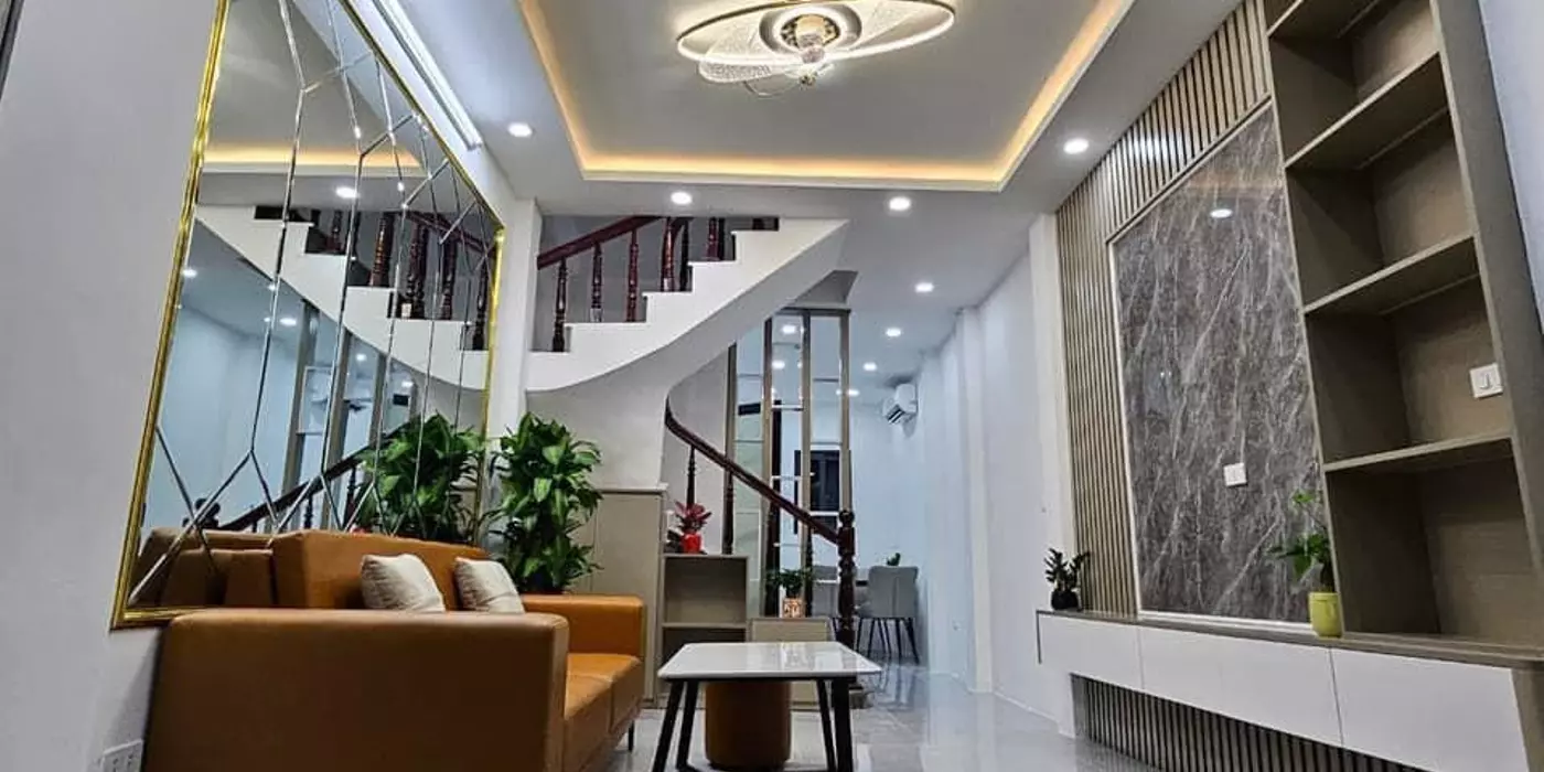 Bán Nhà 5 Tỷ, 30m² Hoàng Hoa Thám - Ngõ Thông, Ba Gác Tránh, Sàn Gỗ, Cửa Cuốn, Nội Thất Cao Cấp