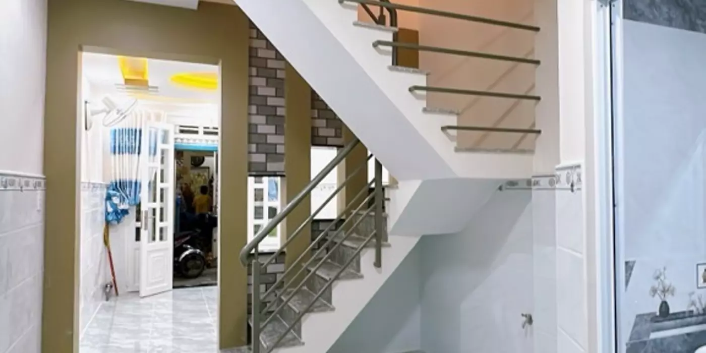 Hẻm xe hơi cách nhà 50 m 
Ngang 3 x 9 Q4 Cách Q 1-100 m 
hơn 2,5 tỷ