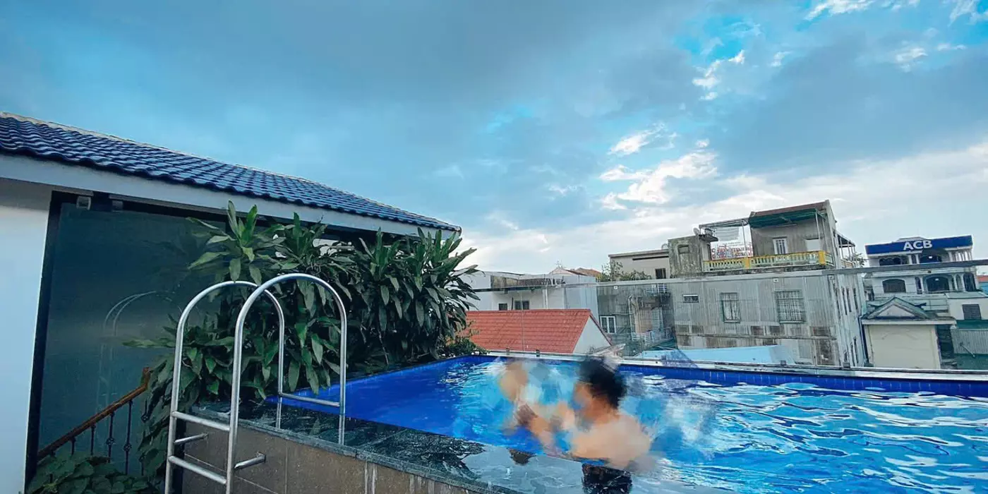 12tr/tháng. Cho thuê nhà kiệt ô tô Phan Chu Trinh gần cầu An Cựu. Có bể bơi