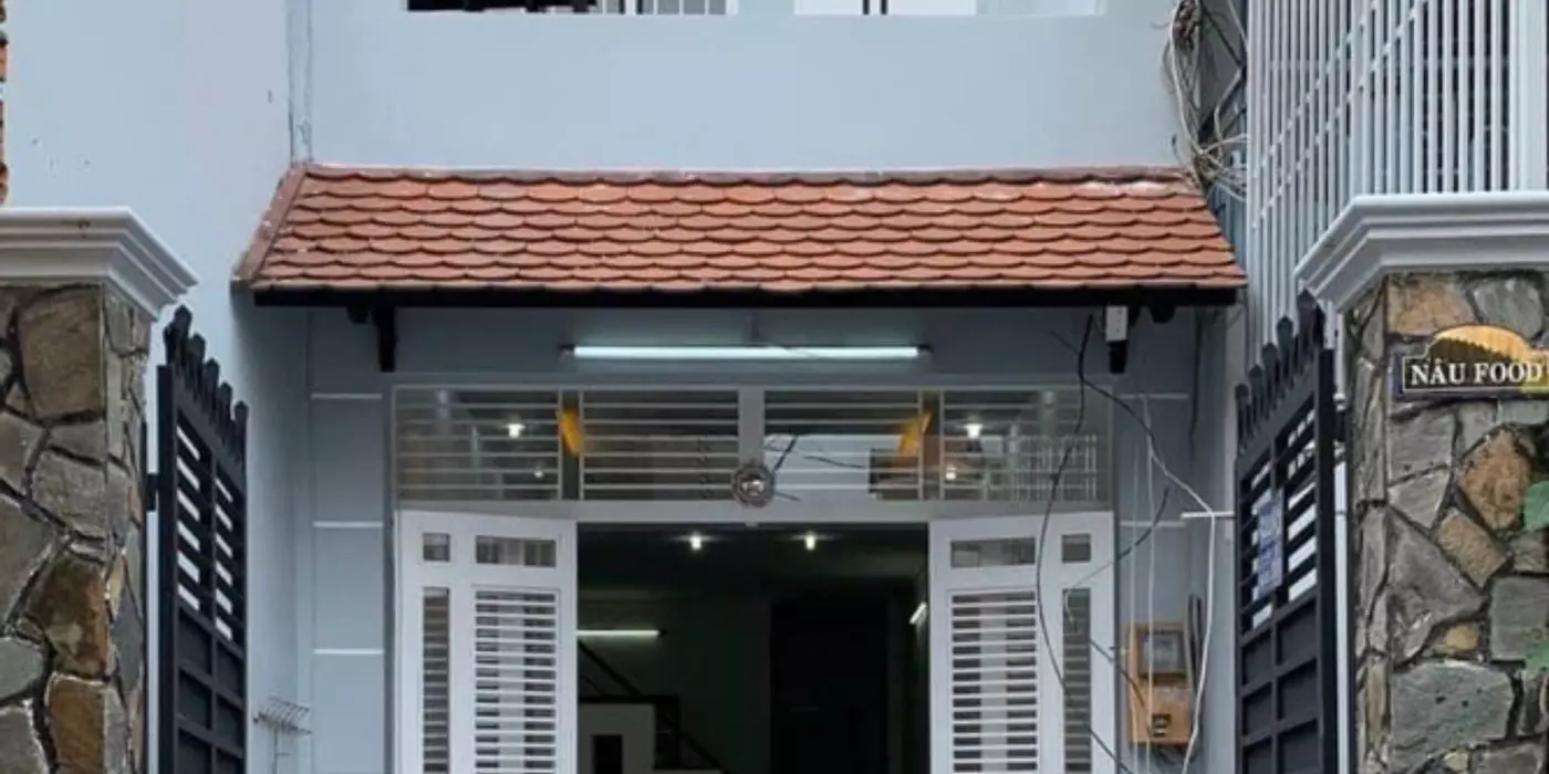 MẶT TIỀN CÁCH HẺM 15 M 
Ngang 3 x nở hậu 4.2 dài 23 m 
Xóm Chiếu giao Đoàn Văn Bơ Q4
79 TRIỆU M