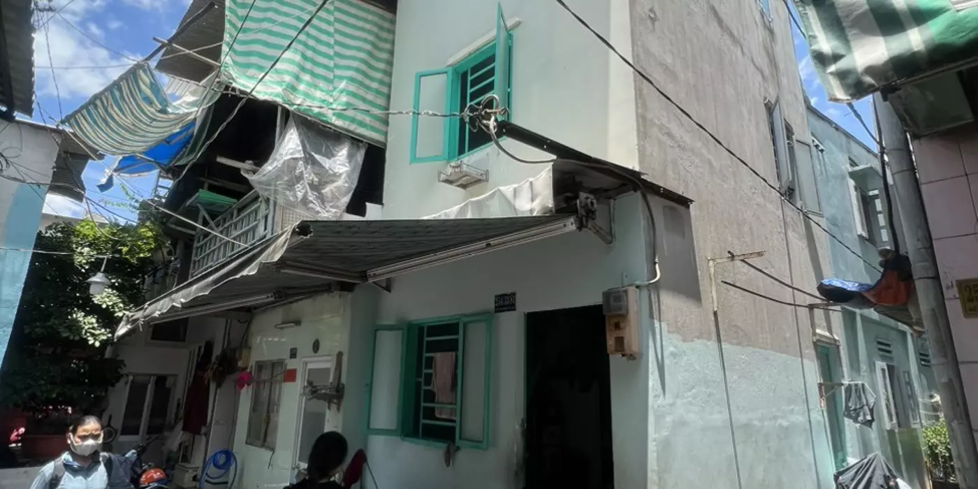 Mặt tiền hẻm Bến Vân Đồn- Hẻm trứớc nhà 4m Ngang 4 x 5 trệt lầu nhà C4 
hơn 1 tỷ Q4