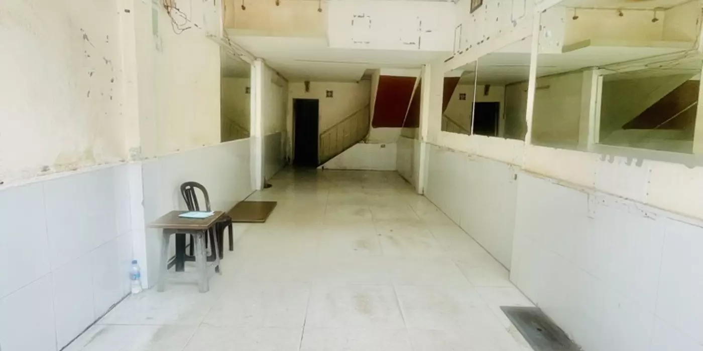 Mặt tiền giáp Võ Văn Kiệt i Q.5, 3 tầng ,hơi cũ  chỉ 8ty8