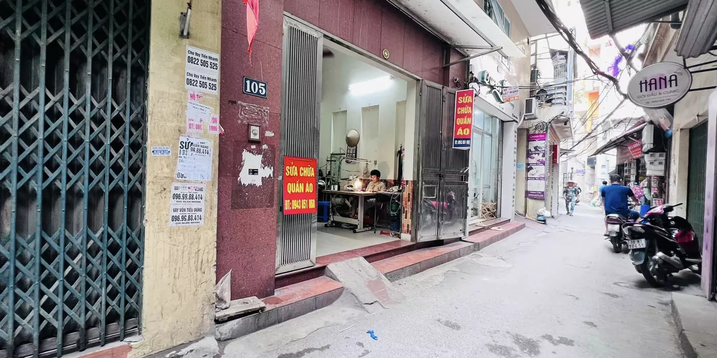 BÁN NHÀ TRUNG KÍNH_MẶT NGÕ THÔNG_ KINH DOANH SẦM UẤT_NGÕ TO_GẦN PHỐ_ DÂN XÂY CHẮC CHẮN.