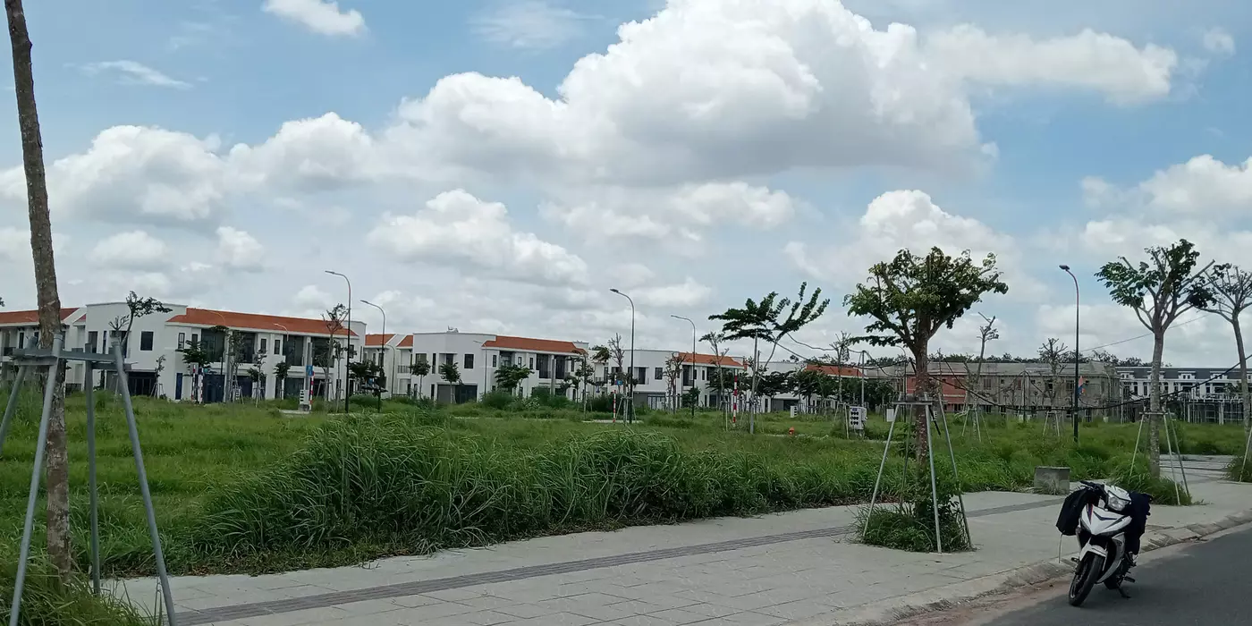 Lô đất 80m2 thổ  cư 100% nằm trên trục đường với lộ giới 20m  khu dân cư,cách quốc lộ 14 500m, đi