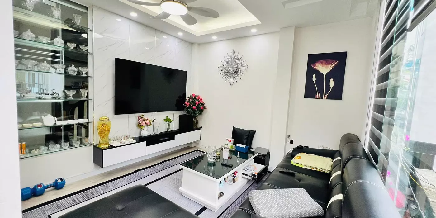 BÁN NHÀ CẦU GIẤY - LÔ GÓC -NHÀ ĐẸP Ở LUÔN - NGÕ NÔNG -  40M Ô TÔ ĐỖ - TƯƠNG LAI SÁT PHỐ