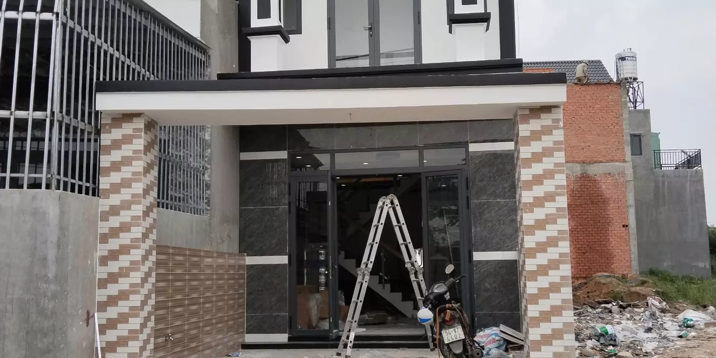 Nhà Lầu trệt SHR 81m2 mặt tiền nhựa 7m sân xe 7 chỗ gần chợ Tân Phước Khánh, Giá chỉ 2,55 tỷ TL
