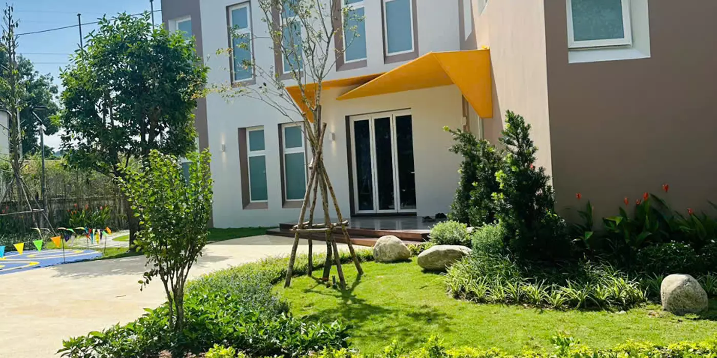 Nhà phố hoàn thiện trong ngoài, đường 13m giá 990tr