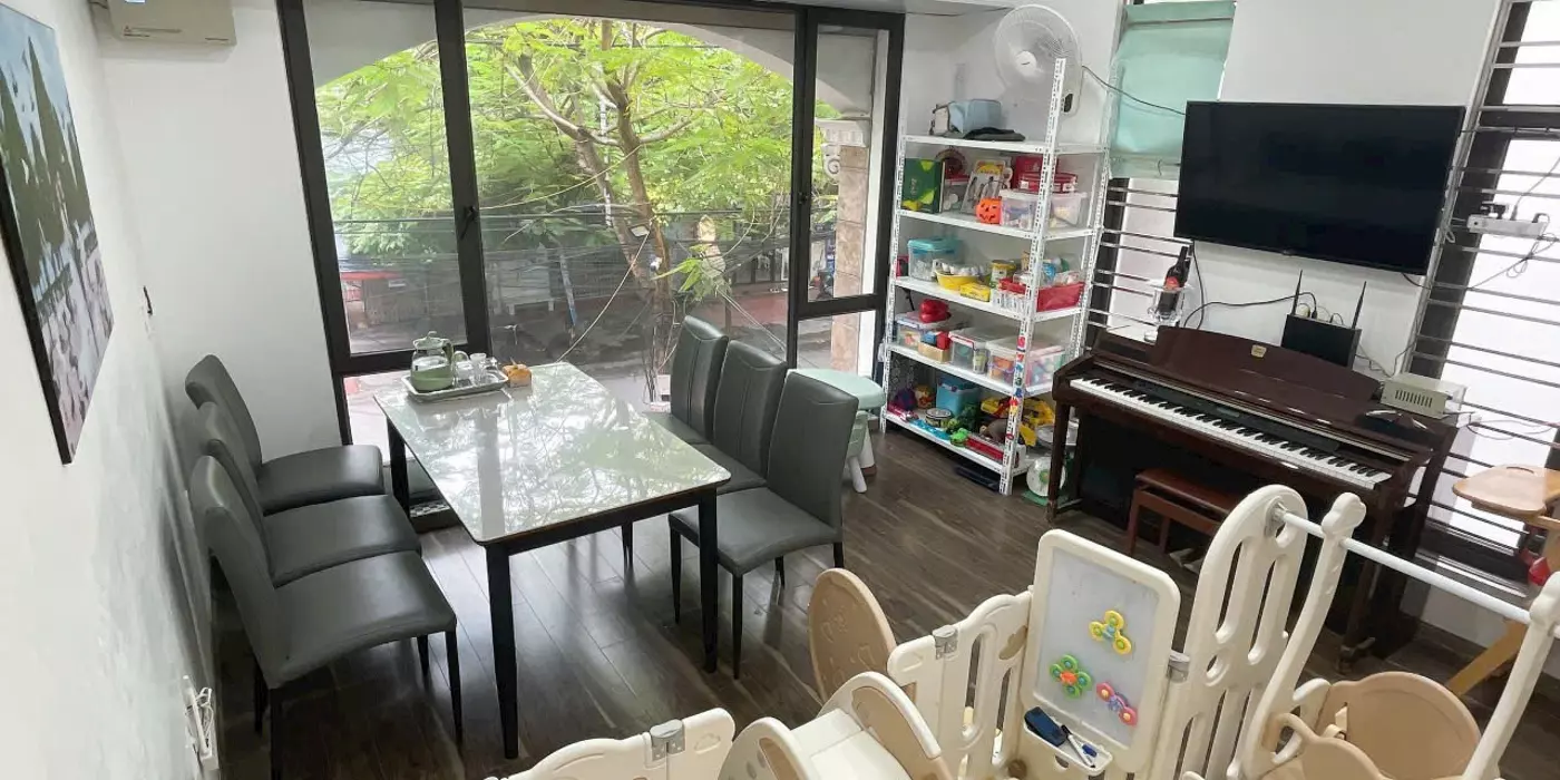 Bán nhà Mặt đường Hoàng Minh Thảo - 55m2 - mặt tiền 4,2m - nở hậu - 4 tầng - giáp ngõ - vỉa hè rộng