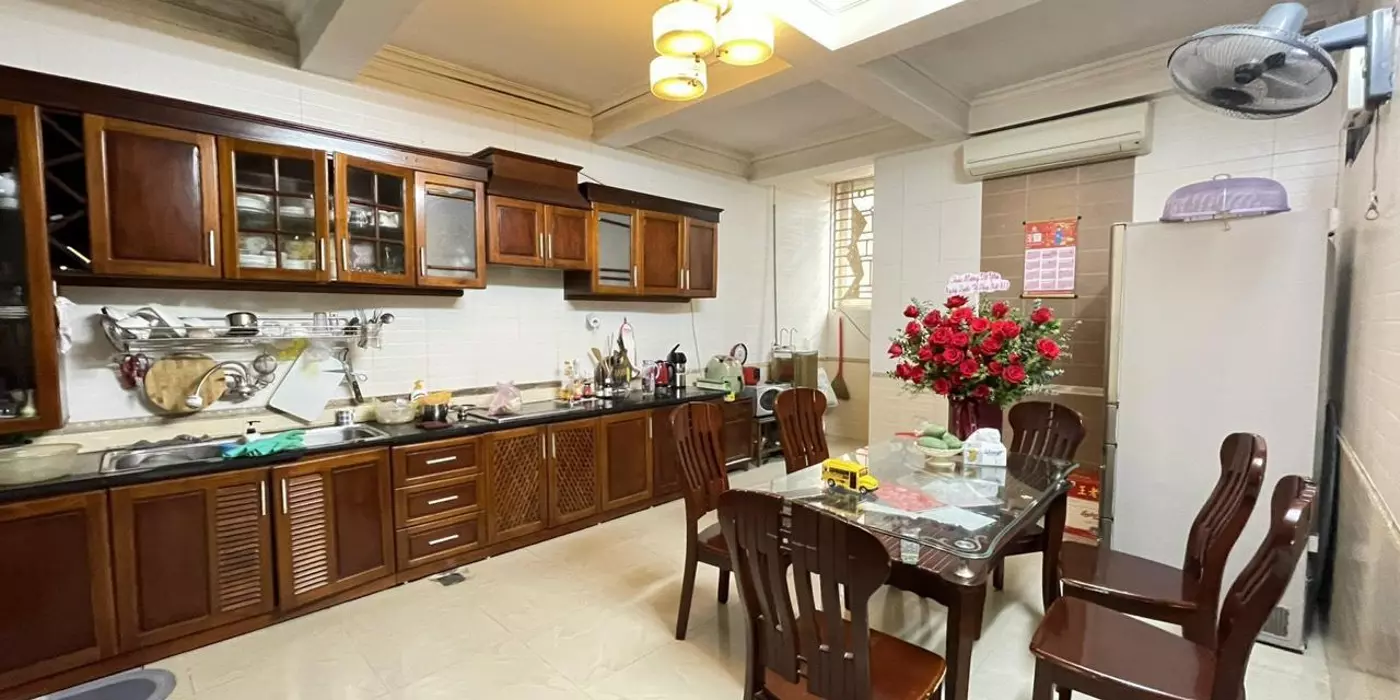 Mặt đường Nguyễn Công Trứ xây 5 tầng  vị trí đẹp gần Hồ Sen , đang kinh doanh ra dòng tiền .