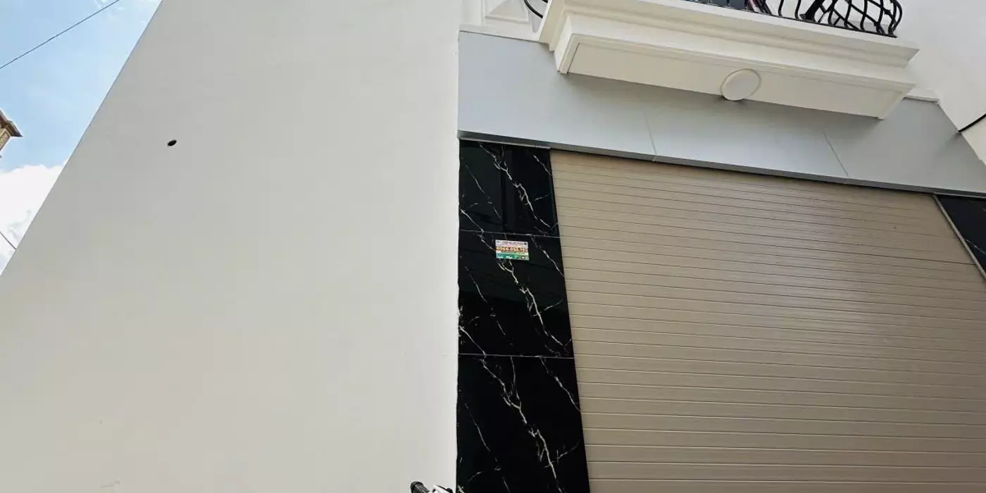 Bán nhà Di Trạch, diện tích 30m2, 5 tầng, oto 4 chỗ đỗ cửa, ngõ thông thoáng, giá 3.x tỷ