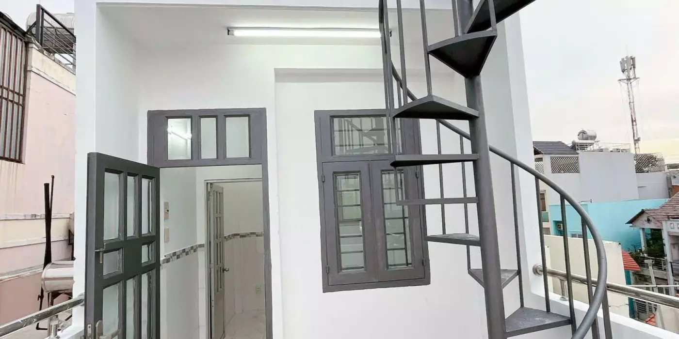 Sát mặt tiền hẻm xe hơi Q4
Ngang 6 Dài 3,65m 
Đúc bê tông 4 tấm 

HƠN 2,7 TỶ Q4