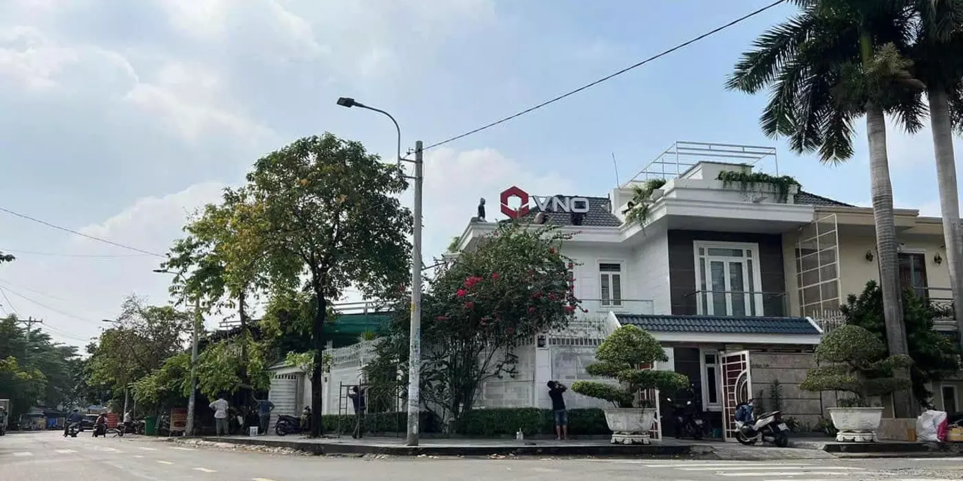 Bán gấp Biệt thự góc 3 mặt tiền khu Biệt thự quận Tân Phú. Liên hệ: 0964340640