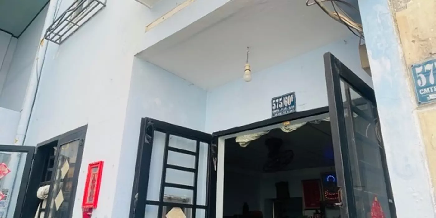 Chủ gấp bán vì cần tiền giải quyết việc . Nhà ngay trung tâm quận 10 cmt8 2 tầng 36m2 chỉ 4 tỷ 4
