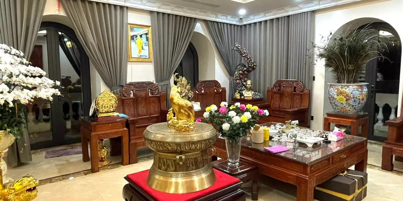 Bán biệt thự Tân Cổ Điển, trung tâm Cầu Giấy, 179m2 5 tầng lô góc 3 mặt thoáng