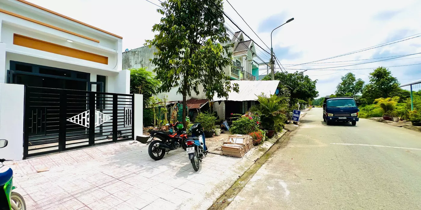 💥 Bán gấp căn nhà cấp 4 mới xây DT 4x18 riêng gần ngay trục 16 liên hệ em xem chi tiết.