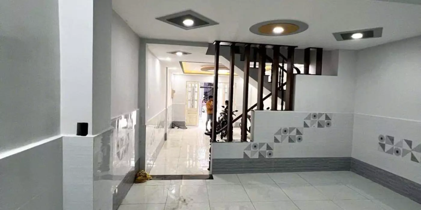 3.25 TỶ- NHÀ 2 TẦNG SÁT BÊN HÔNG CHỢ HÓC MÔN - HẺM XE HƠI- ĐANG CHO THUÊ 5TR/TH