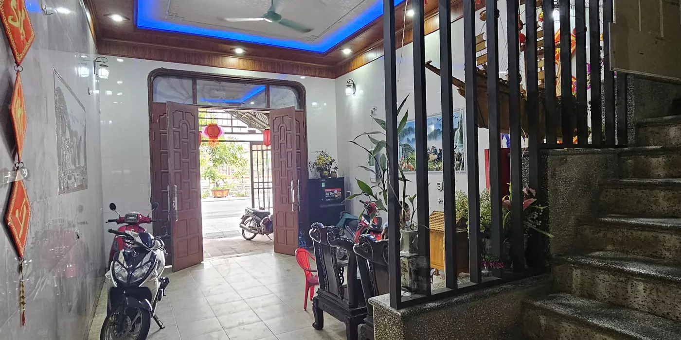 Chủ nhà cần bán Nhà Nghỉ do có tuổi không quản lý được. Địa thế đẹp, dòng tiền thu về ổn định.