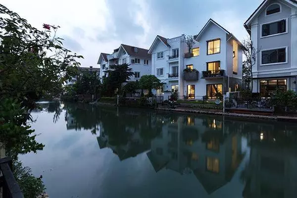 Cần bán nhà lô góc 3 mặt DT 57m2 hàng xóm lâu đài Thanh Quyên MP Hoàng Quốc Việt, giá 20 tỉ