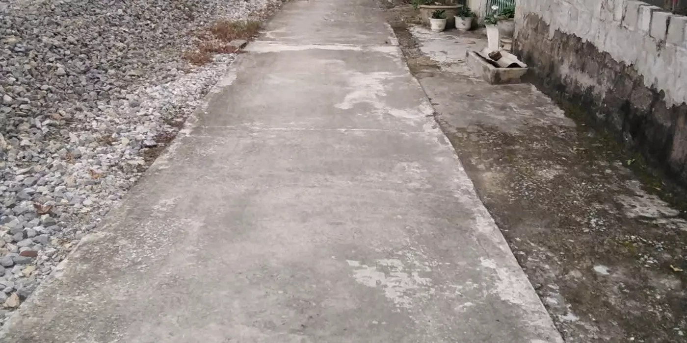 Mảnh đất đối diện số 676 Văn Cao qua đường tầu. Đường gom rộng 3m, ô tô vào tận nhà.
