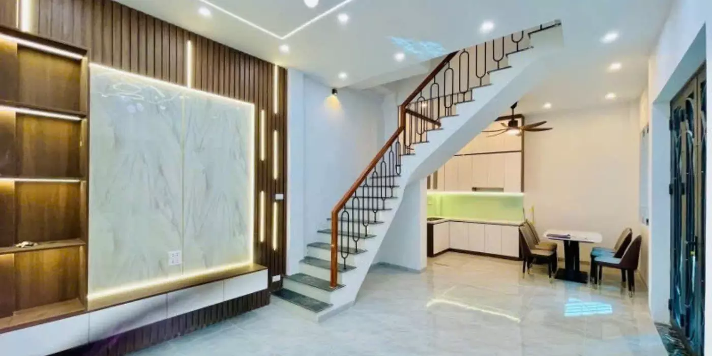 Mặt tiền rộng rãi, cách phố chỉ 30m - Nhà 6 phòng ngủ, mỗi phòng đều có ban công và thiết kế nở