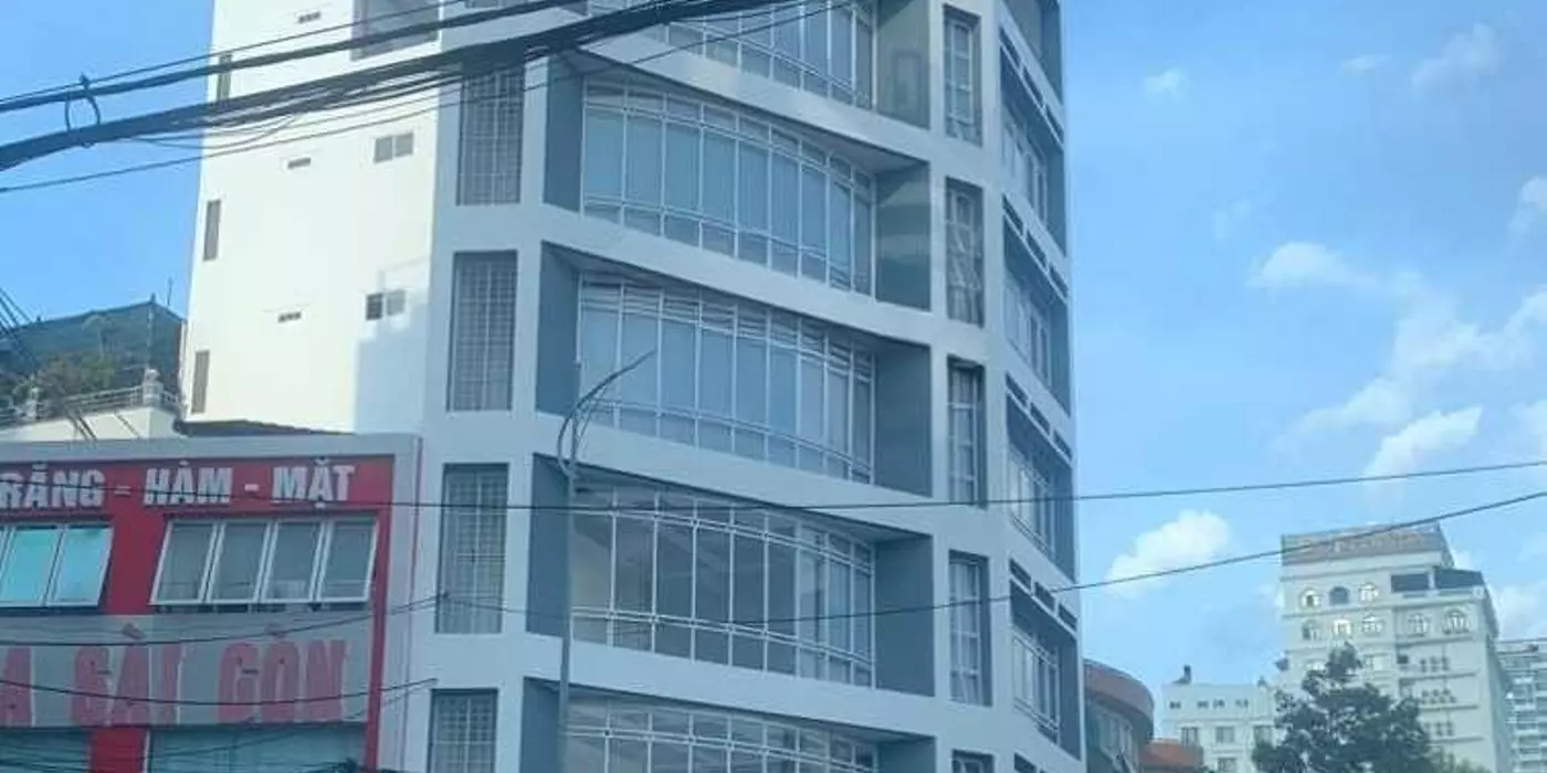 Tòa nhà đa năng 6 tầng và 1 sân thượng vị trí đẹp góc đường Yersin DT 110m²
