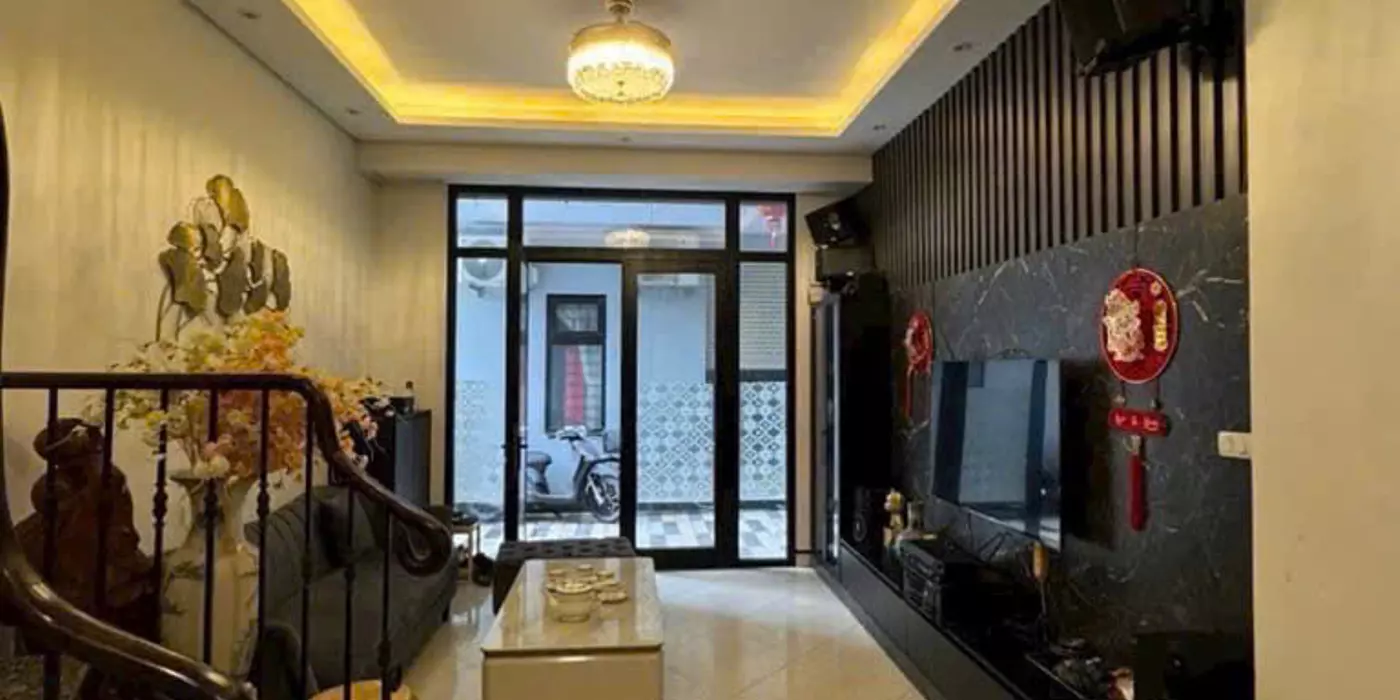 CĂN NHÀ TRUNG TÂM NGỌC THUỴ - NGÕ OTO ĐỖ CỔNG - CHỦ NHÀ TẶNG LẠI ĐỒ GẮN TƯỜNG
