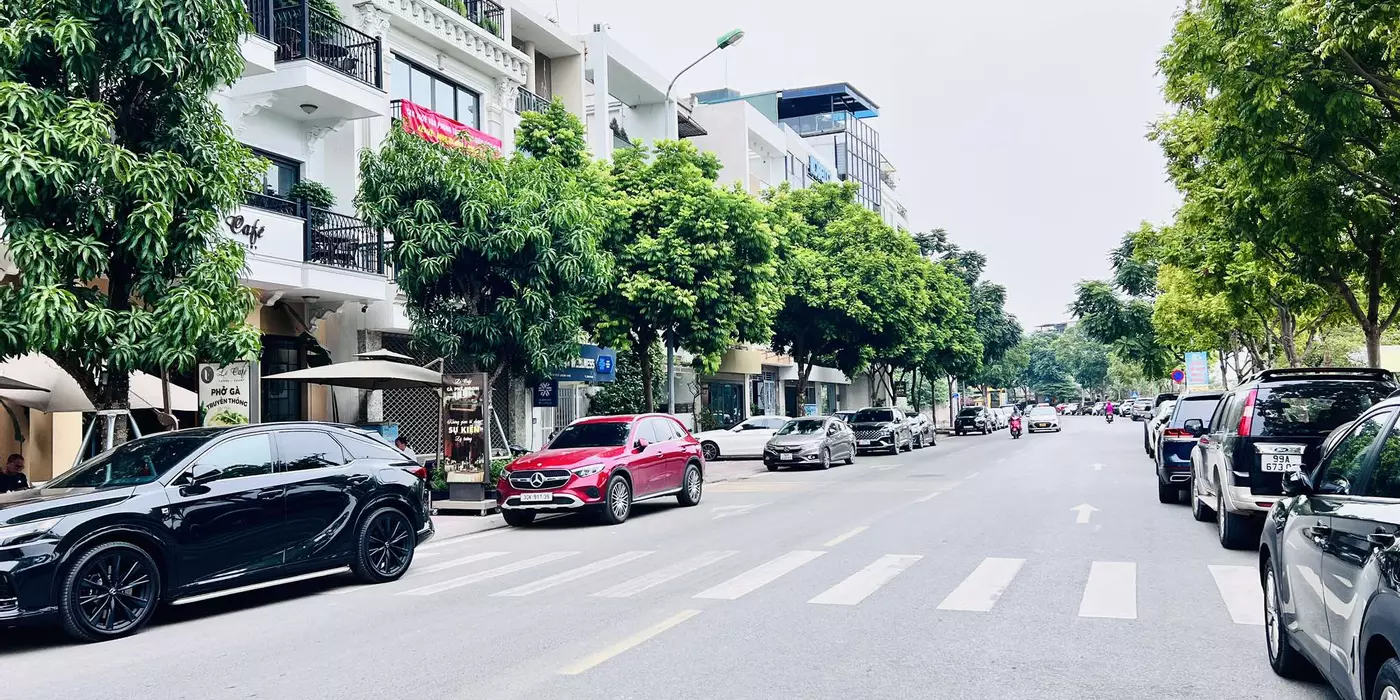 siêu phẩm Lâm Hạ, 97m x 5tầng, mặt tiền 7m, thang máy, gara 4 ôtô, vỉa hè, kinh doanh ngày đêm