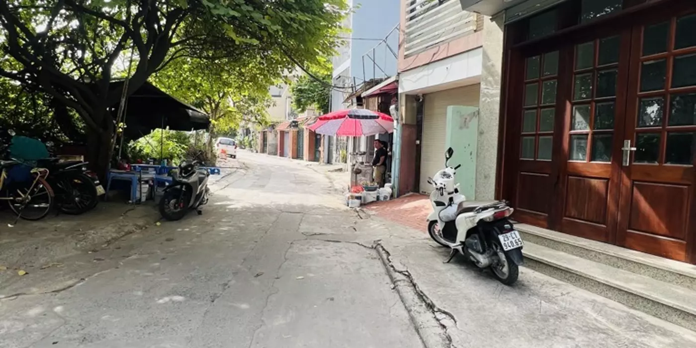 BÁN NHÀ CẤP 4 NGỌC THUỴ , SÁT KHAI SƠN, Ô TÔ TẢI VÀO NHÀ , KINH DOANH