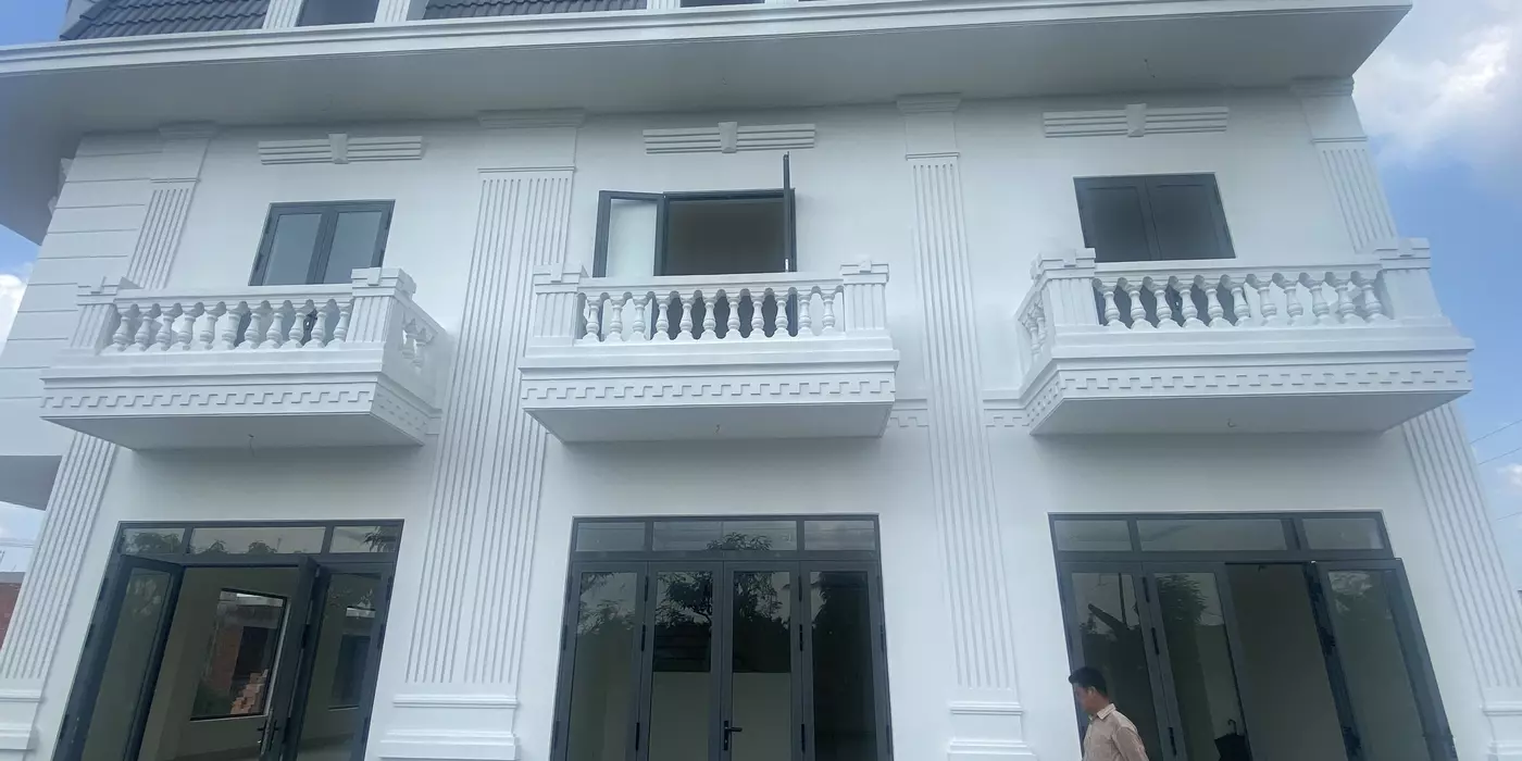Nhà 1 trệt 1 lầu mới xây xong mặt tiền QL1A thuận tiện kinh doanh