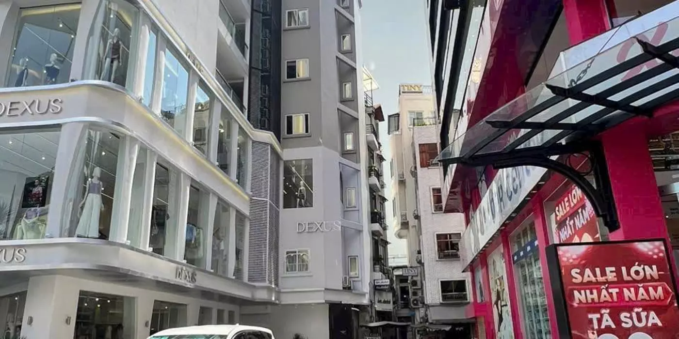 +Siêu Hiếm, Vị Trí Vàng Ngay Vòng Xoay Phù Đổng-Nguyễn Trãi Hầm+5Lầu thang máy 25Tỷ TL
