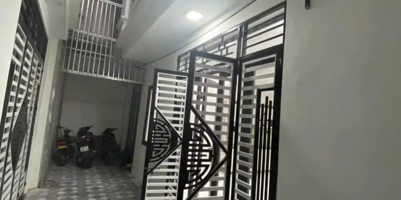 Nhà đẹp giá tốt mặt tiền 5m rộng rãi 5 tầng xây mới
cách đường quốc lộ 15m đi vào 
Ngay mặt phố