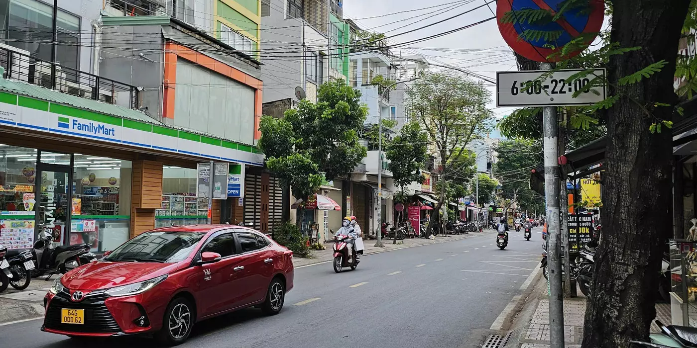 Mặt tiền đường số Vĩnh hội Q,4
5,1 x. 19 m có  50 triệu m