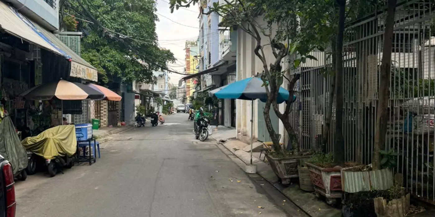 Nhà bán chính chủ , nhà đang cho ố sinh viên thuê giá 18.000.000/tháng . Chỉ tiếp người thiện chí