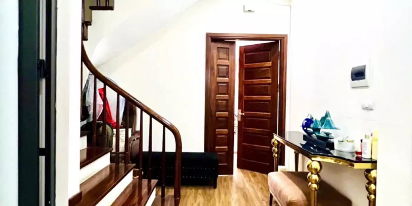 Bán nhà Trần Quốc Hoàn, lô góc 3 thoáng, 40m², 5T gara ôtô, kinh doanh đỉnh 16,9 tỷ.