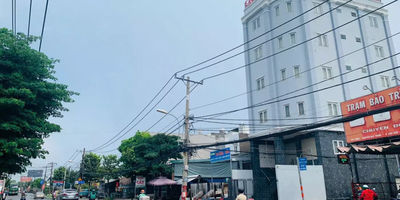 Cần bán Toà nhà Văn Phòng Cty. 6 Tầng, Mặt tiền đường Nguyễn Duy Trinh, giá 24,5 tỷ