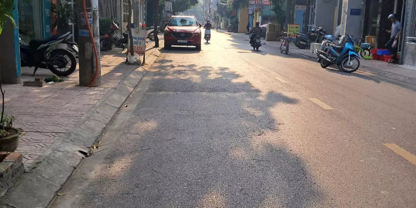 BÁN GẤP: NHÀ 3 TẦNG LÔ GÓC  PHỐ NGUYỄN TÔNG QUAI, TRẦN LÃM, DT=180m2, MT=18M, GIÁ 12 TỶ