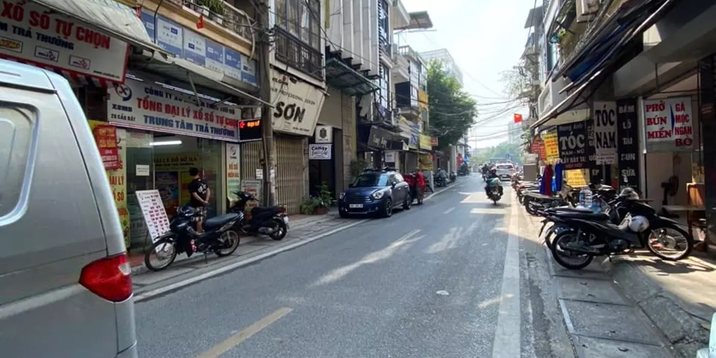 Địa điểm lý tưởng cho các dịch vụ làm đẹp - Nhà cho thuê 2 tầng, 33m2  chỉ cách Nhà Hát Lớn vài