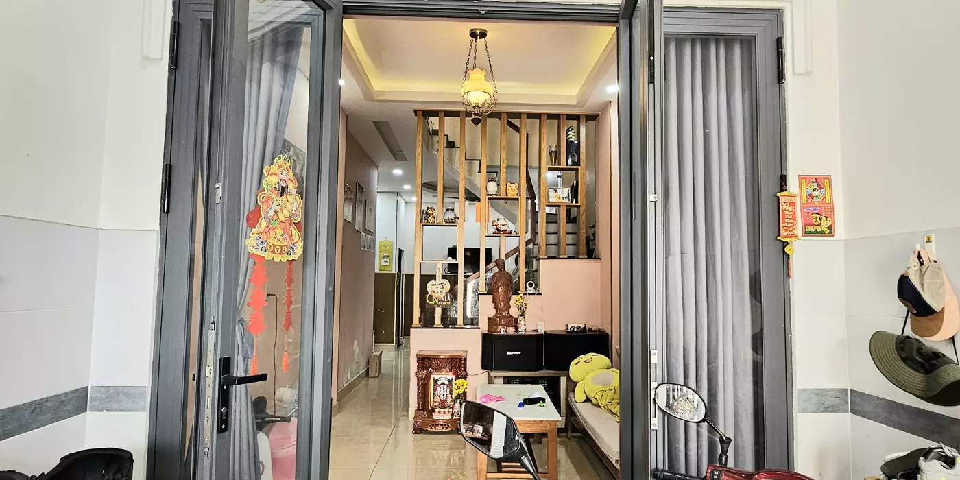 Sát mặt tiền Tôn Đản Q 4
Ngang 3.3 nở hậu 6.5 Dài 13 m
Đúc 4 tấm 
5 tỷ