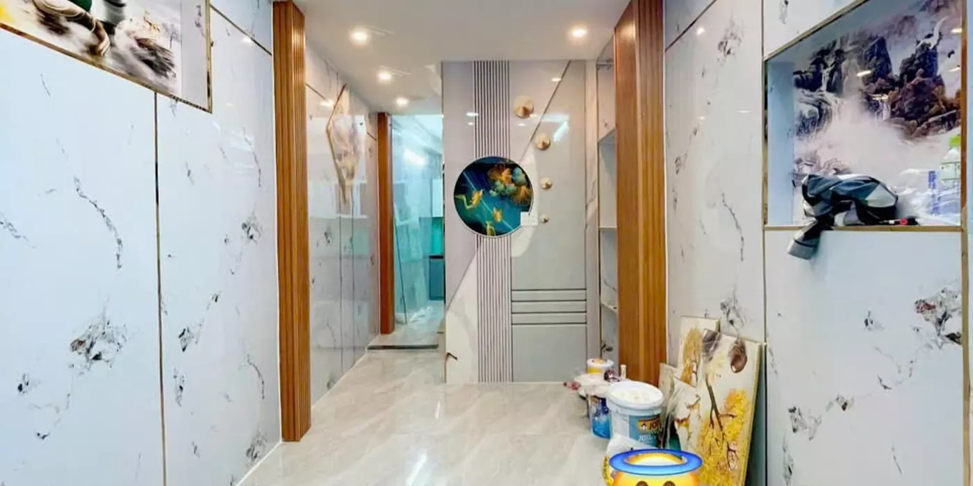 Sát mặt tiền Q4 
Ngang 3 Dài 11 m2 
ĐÚC XÂY MỚI 5 TẤM 
4 tỷ