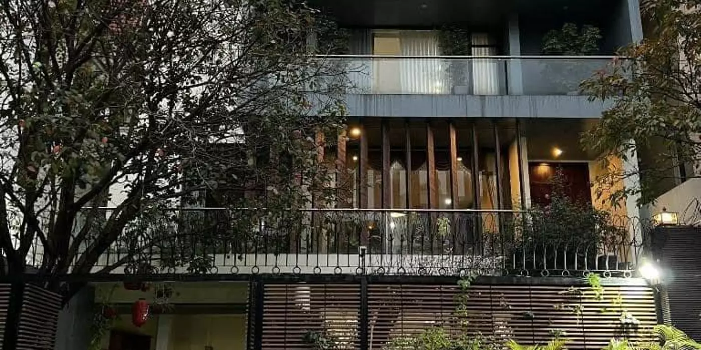 CẦU GIẤY TRUNG TÂM - PHÂN LÔ -VỈA HÈ- Ô TÔ TRÁNH- 100M RA PHỐ- - Ô CHỜ THANG MÁY - DT: 61m2 - chỉ